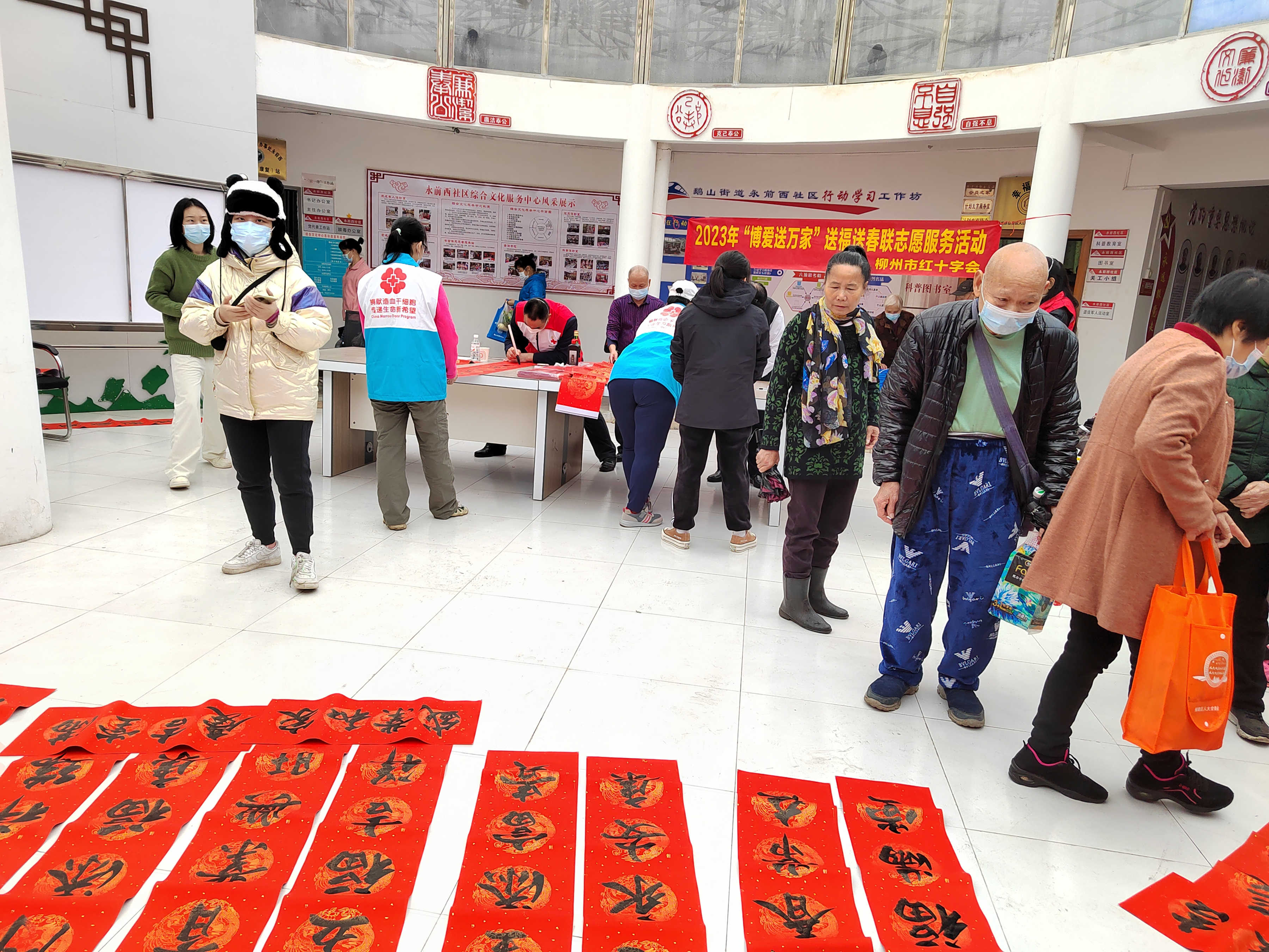 ▲市红十字志愿者为社区居民送“福”送“春联”3_副本.jpg