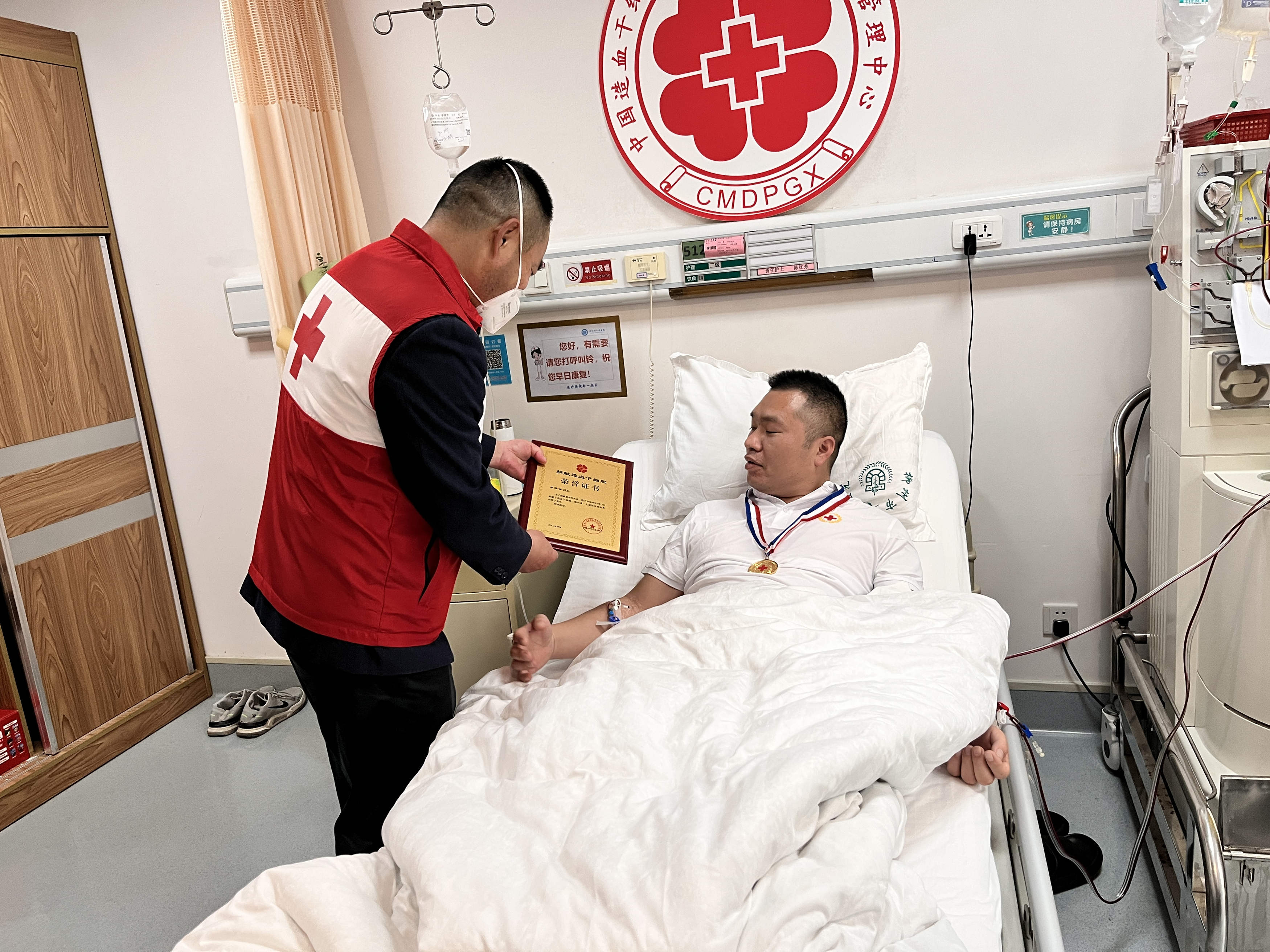 ▲朱政副会长到医院慰问李先生_副本.jpg