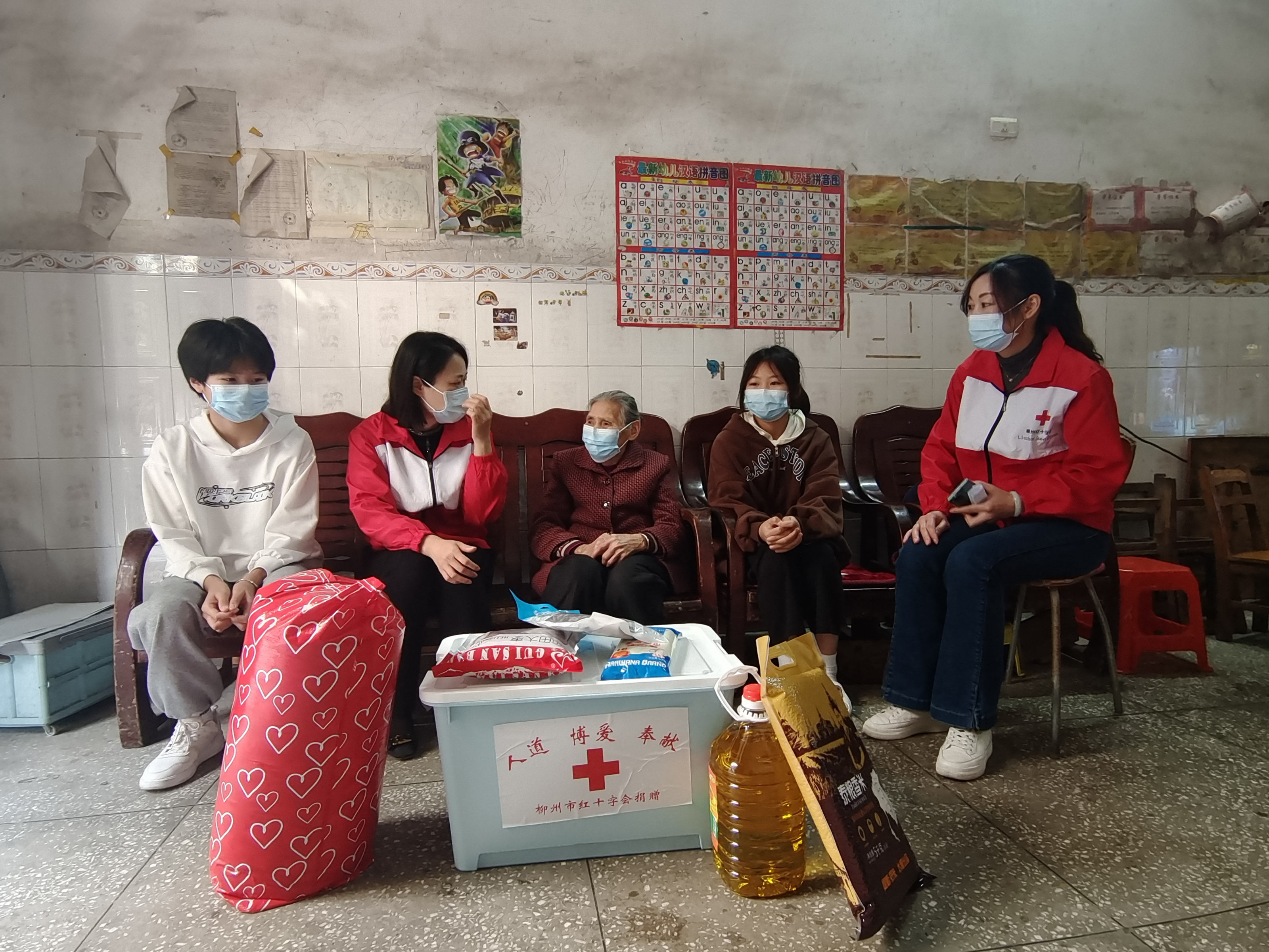 1月13日下午,柳江区人民政府党组成员、副区长、区红十字会会长朱敏(左二)率慰问组到拉堡镇建都社区开展2023年“红十字博爱送万家”活动。_副本.jpg