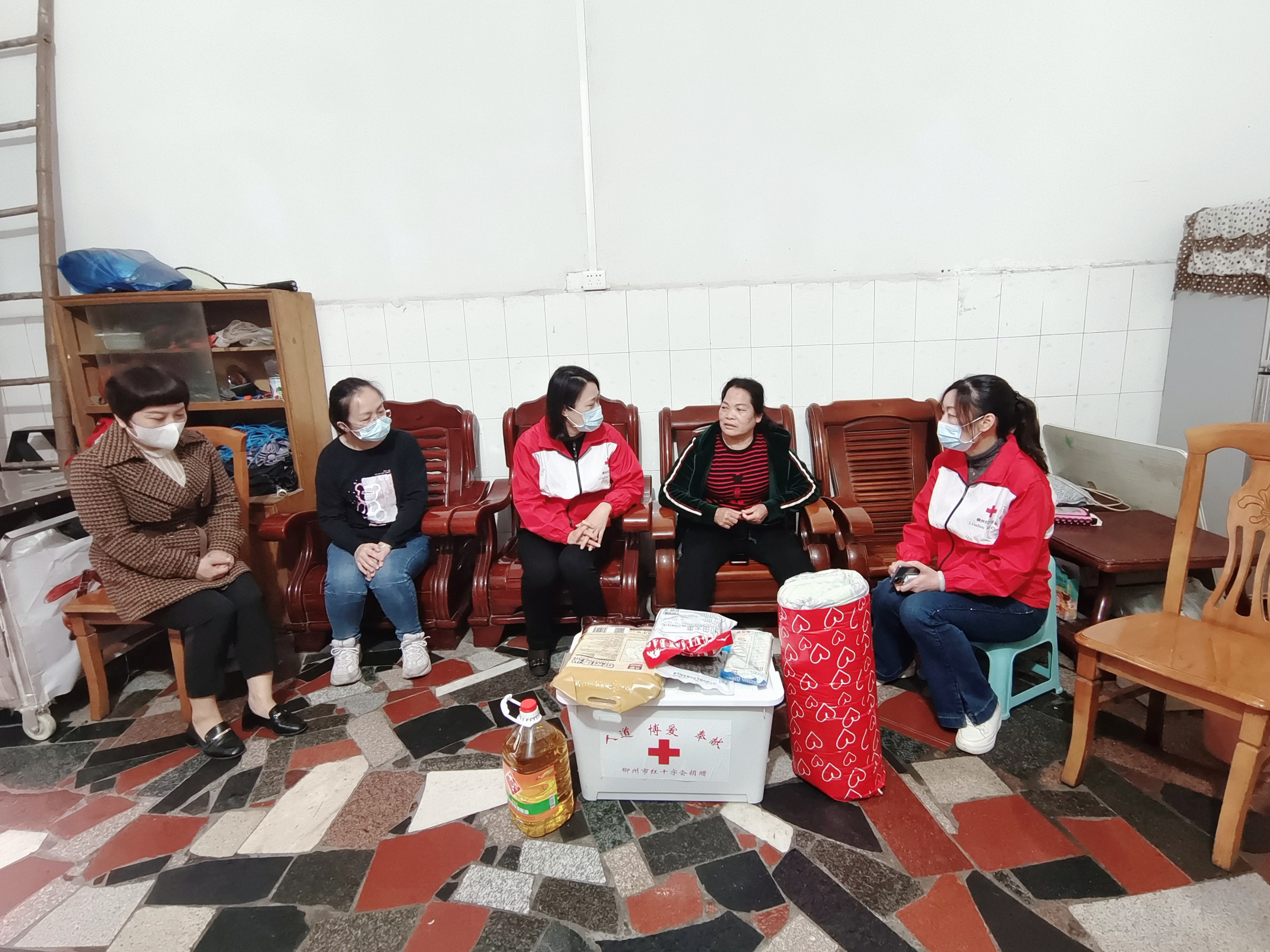 1月13日下午,柳江区人民政府党组成员、副区长、区红十字会会长朱敏(左三)率慰问组到拉堡镇建都社区开展2023年“红十字博爱送万家”活动。_副本.jpg