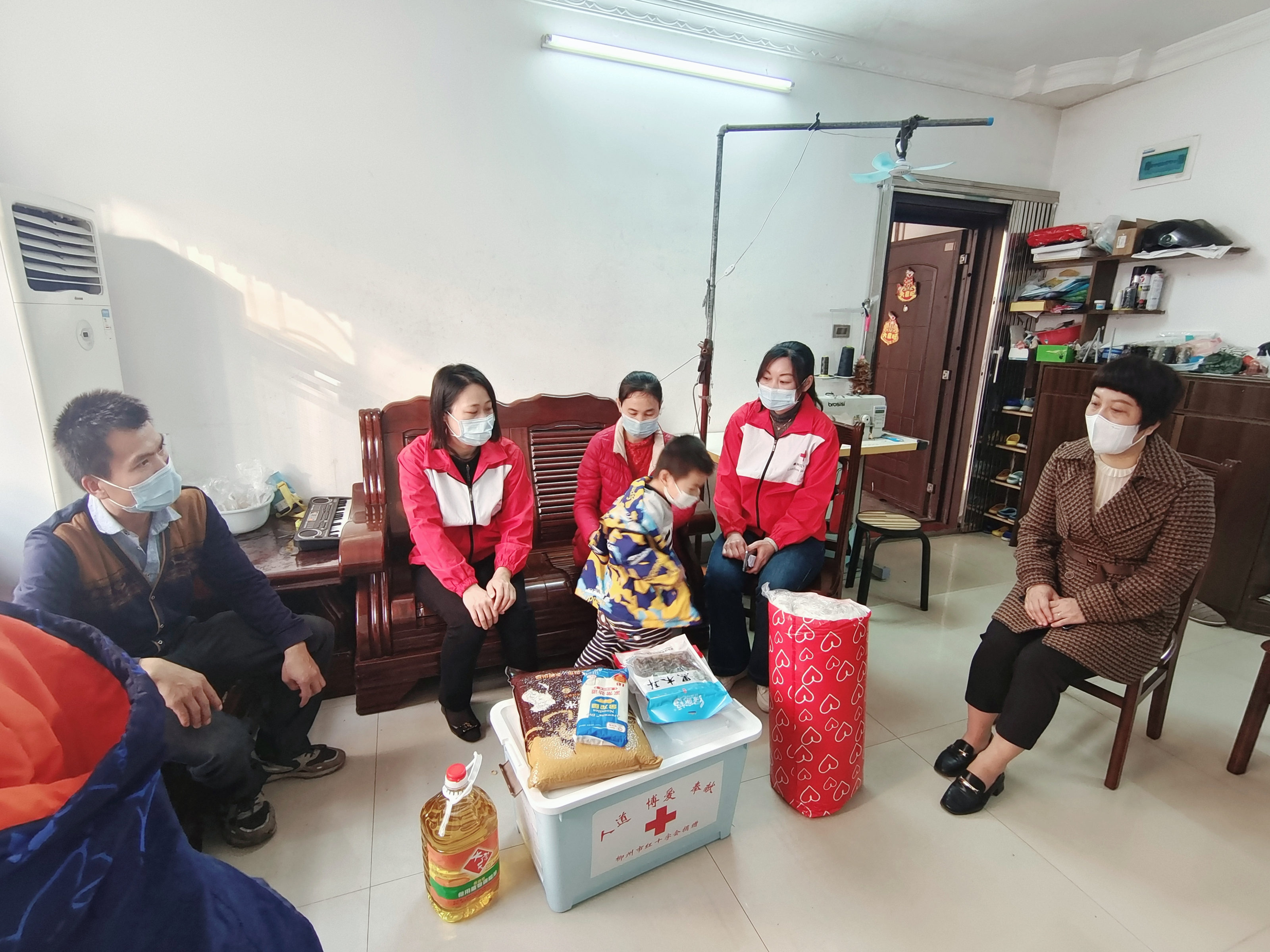 1月13日下午,柳江区人民政府党组成员、副区长、区红十字会会长朱敏(左二)率慰问组到拉堡镇建都社区开展2023年“红十字博爱送万家”活动_副本.jpg