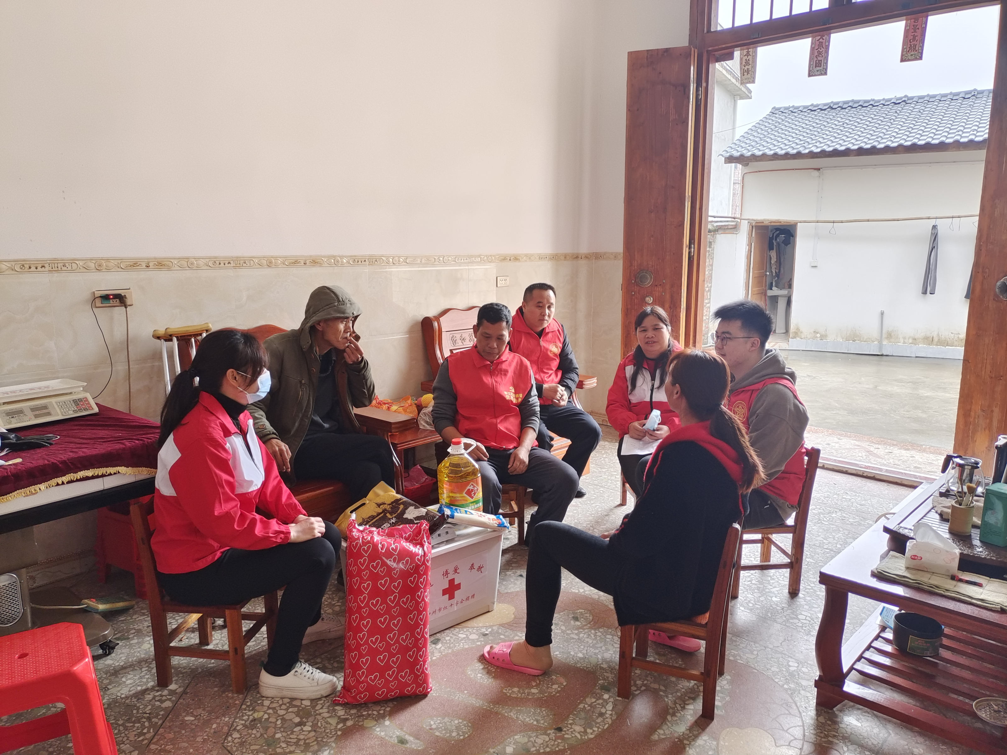 1月12日上午,柳江区红十字会常务副会长覃柳金(左第一位)到进德镇乐山村委开展2023年“红十字博爱送万家”活动。_副本.jpg